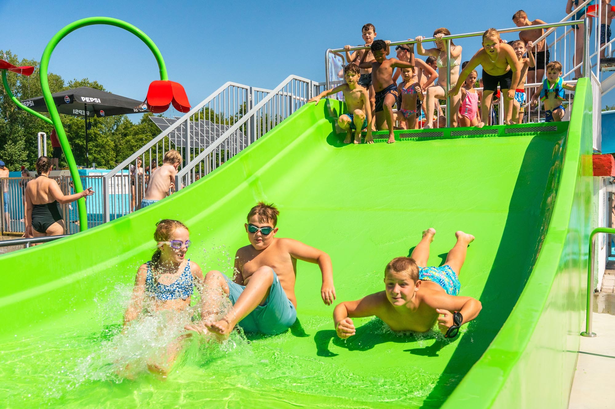 Kinderen op de glijbaan van camping Wilhelm Tell